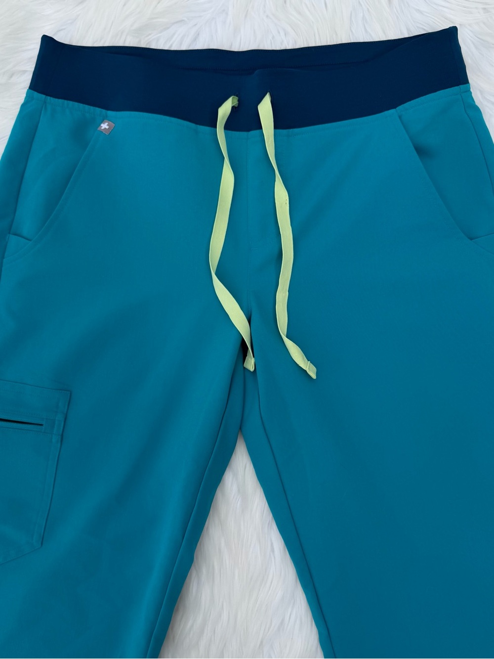 FIGS Catarina Scrub Top & Zamora Jogger Scrub Pant Set - Picture 11 of 12